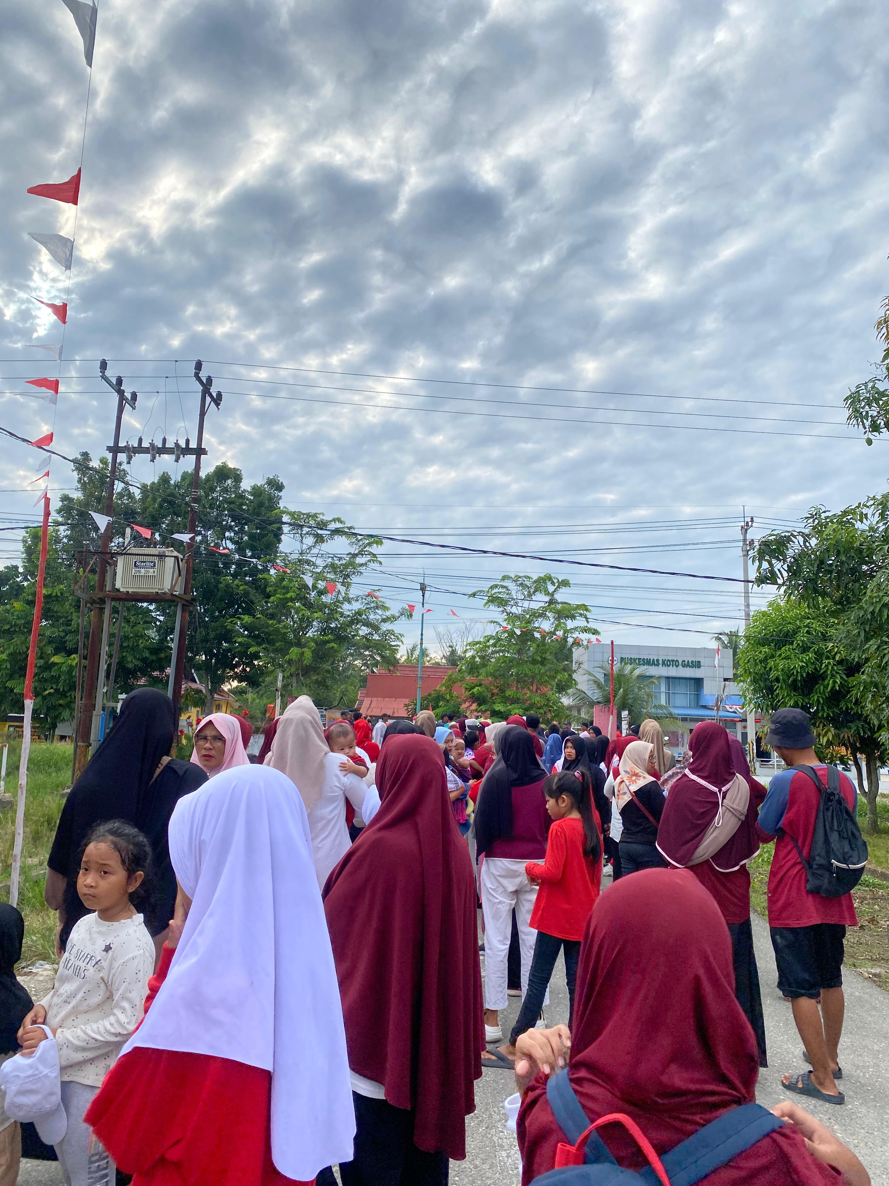 Warga Pangkalan Pisang Meriahkan HUT RI ke-80 dengan Jalan Santai dan Aneka Lomba