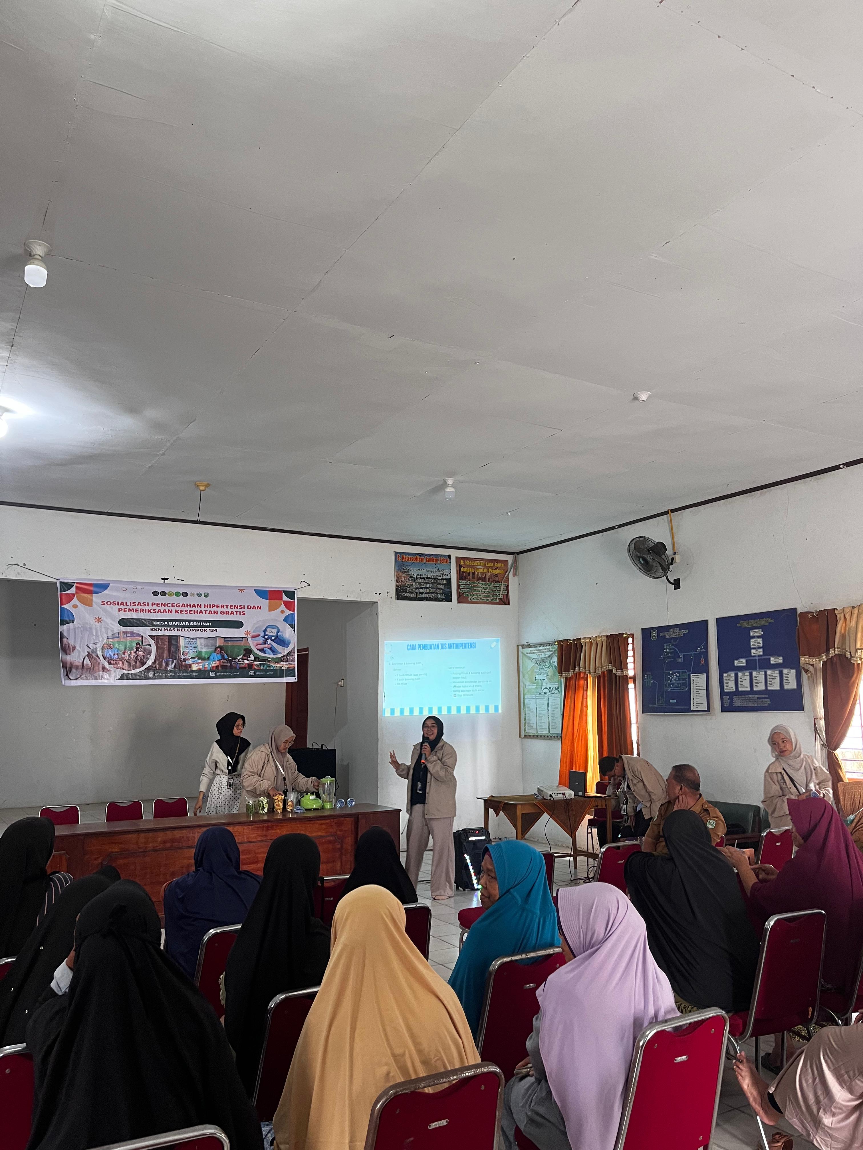 Mahasiswa KKN Mas Kelompok 134 Gelar Sosialisasi Pencegahan Hipertensi dengan Ramuan Herbal di Desa Banjar Seminai