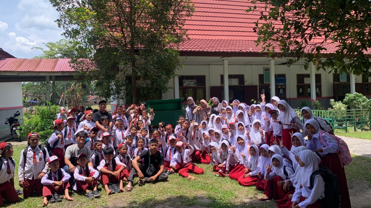 Mahasiswa UMRI Kembangkan “Smart Recycle”: Tong Sampah Otomatis dan Biopori di SDN 08 Kemuning Muda